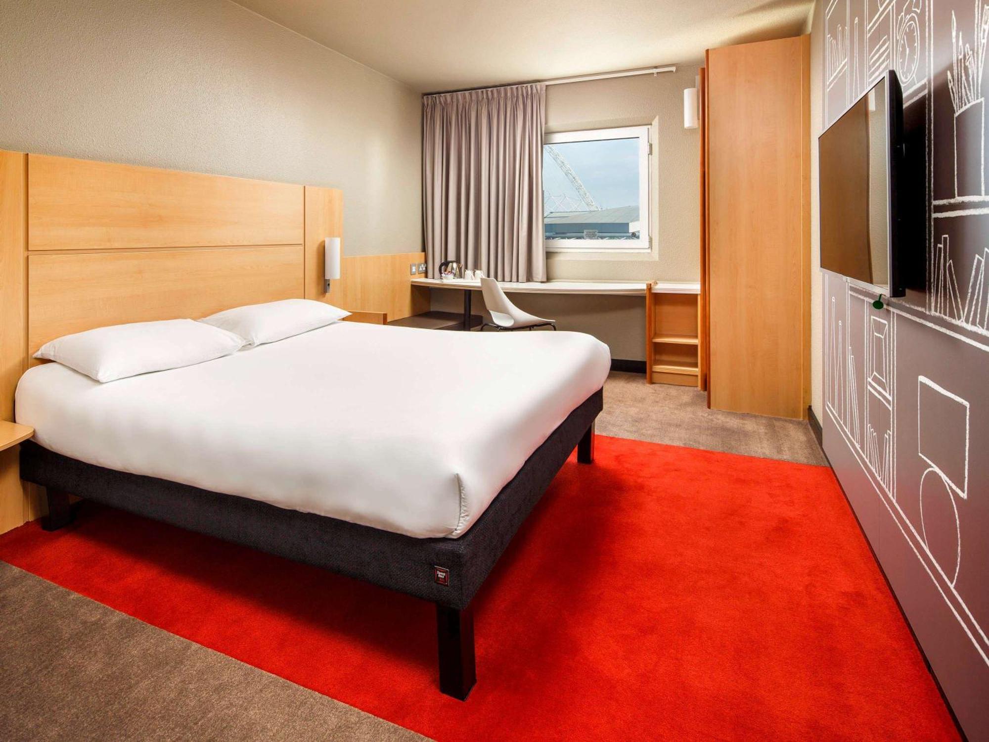 Ibis London Wembley Hotel Bagian luar foto