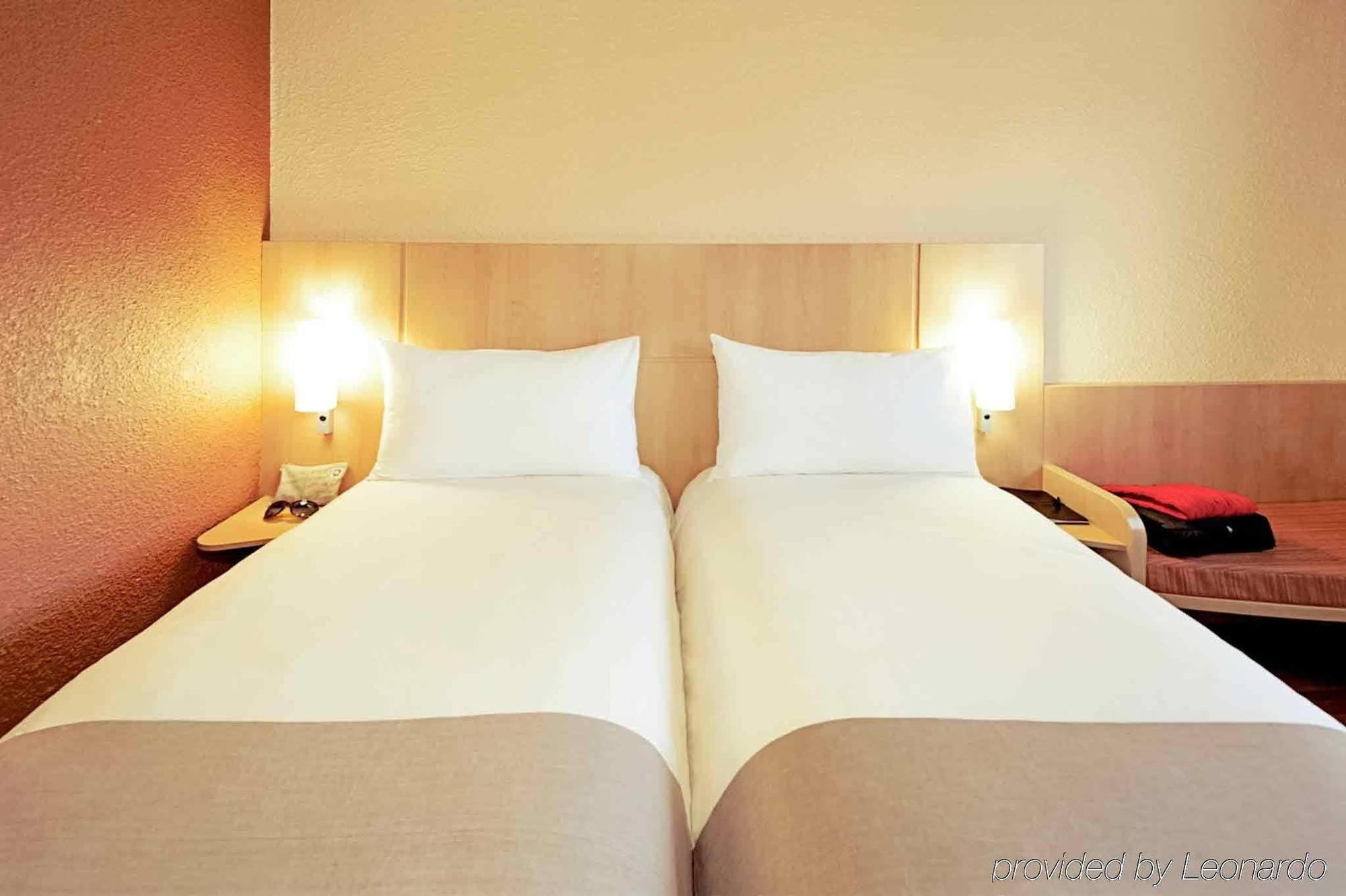 Ibis London Wembley Hotel Bagian luar foto