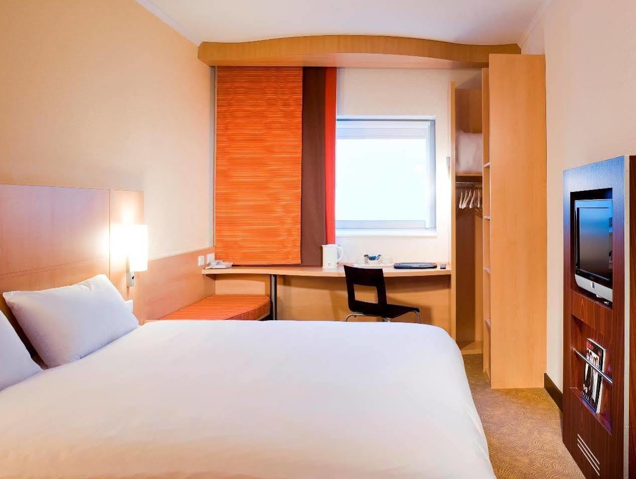 Ibis London Wembley Hotel Bagian luar foto